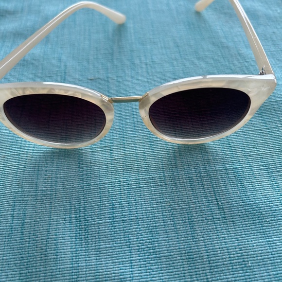 Ivory coloured Round Sunglasses Cat 3ce - Picture 3 of 3